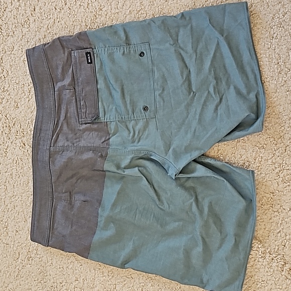 RVCA - Picture 7 of 10